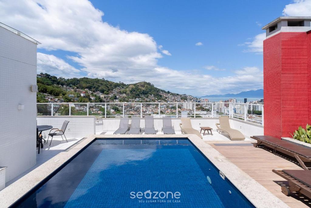 una piscina en el tejado de una casa en Apartamentos completos en edificio con piscina a 850m de la playa en el centro de Floripa - RIIs, en Florianópolis