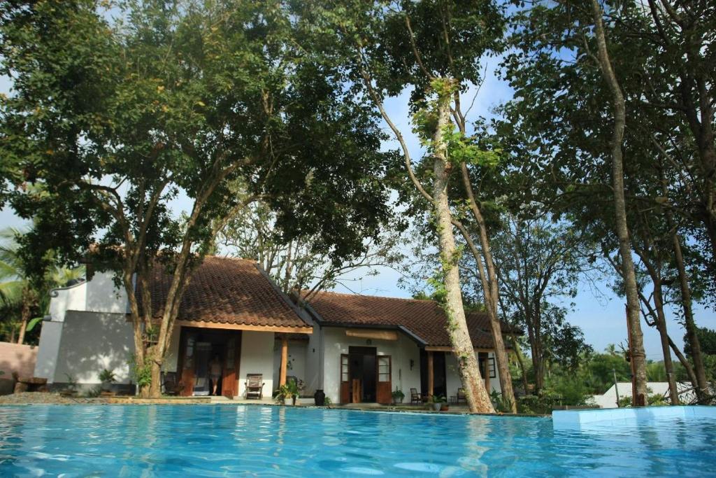 Villa con piscina y árboles en The Ehela, en Tangalle