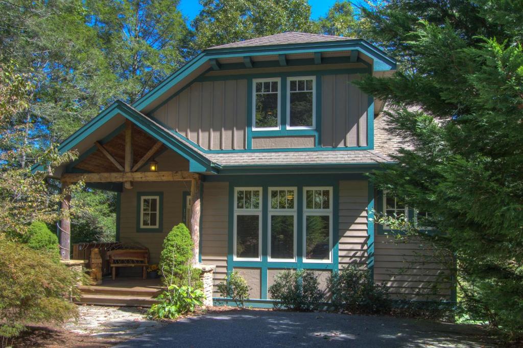 Casa pequeña con porche y árboles en Bearfoot Lodge at Echota, en Boone