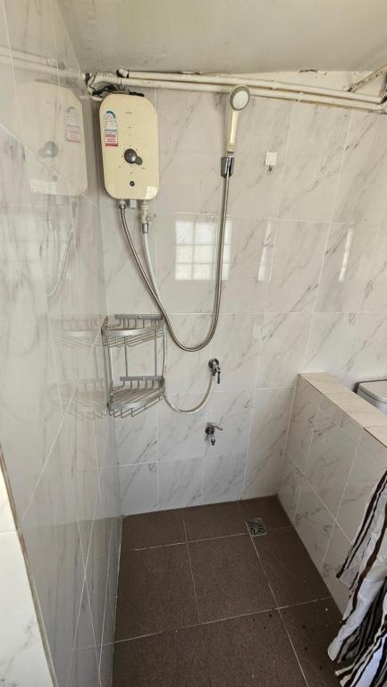 une salle de bain avec douche et lavabo dans l'établissement Baan Suan Resort Doisaket 2, à Ban Tha