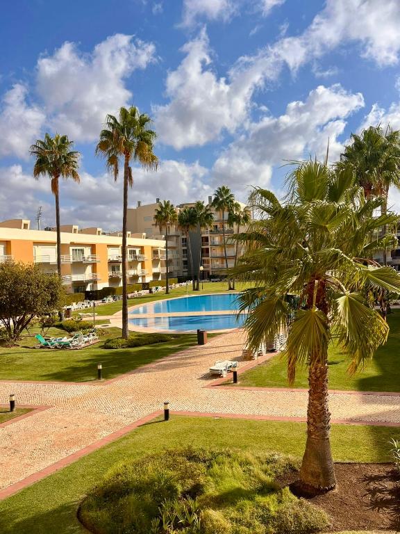 Bazén v ubytování Vilamoura apartment nebo v jeho okolí