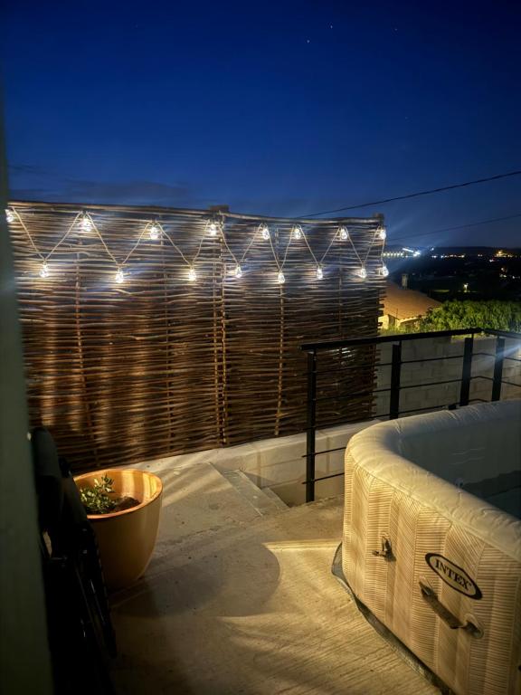 Balkón nebo terasa v ubytování Agréable villa récente au cœur d’un charmant petit village