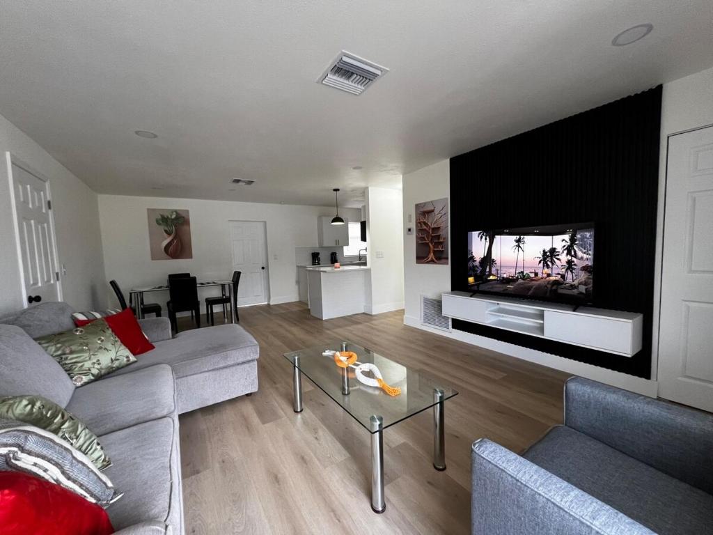 Una sala de estar con un sofá y un televisor de pantalla plana. en Renovated Ocala Home Perfect for Families, en Ocala