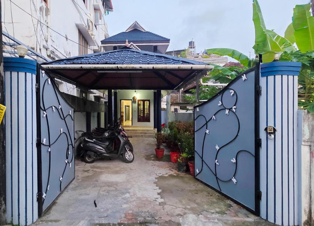 Το κτήριο όπου στεγάζεται  το δωμάτιο σε οικογενειακή κατοικία