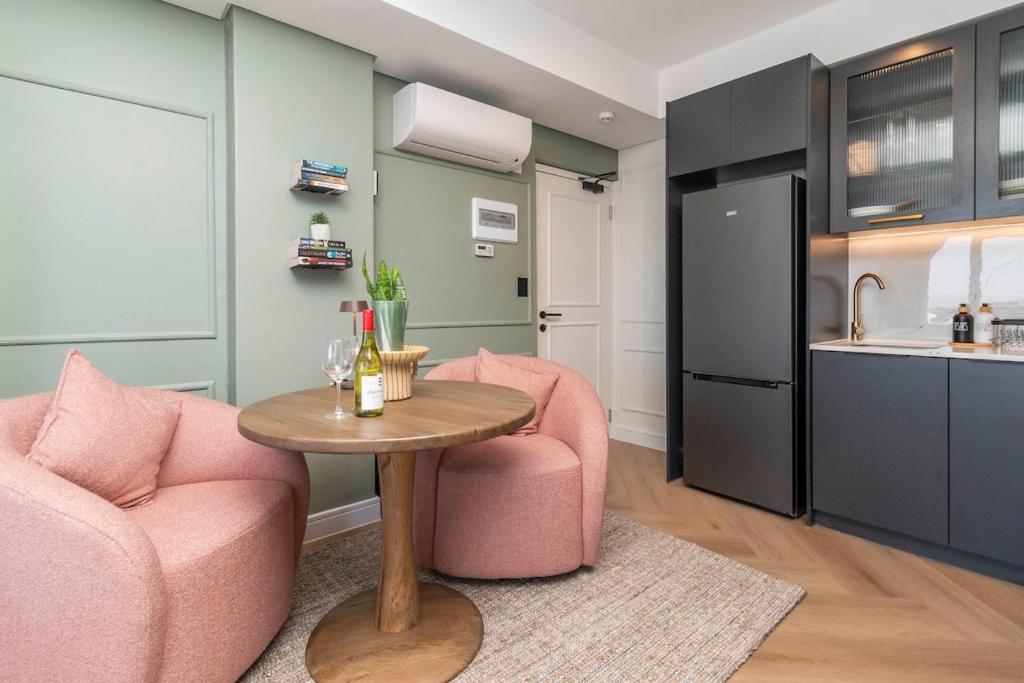 Et opholdsområde på Studio with Signal Hill & Ocean Views