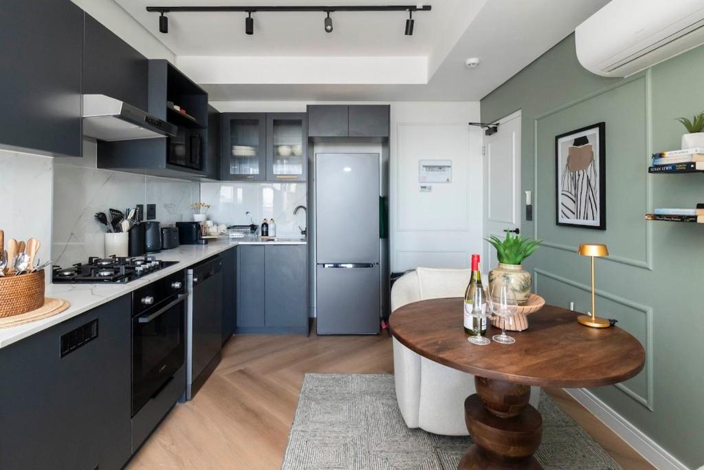 Kuchyň nebo kuchyňský kout v ubytování Chic Studio with Cape Town City Views