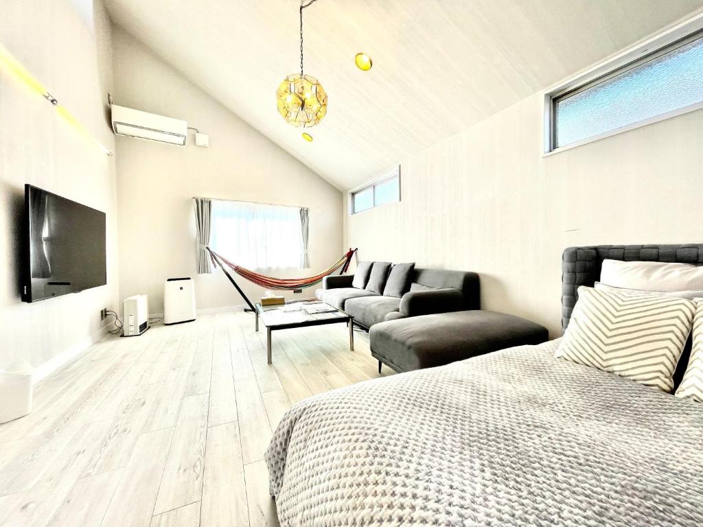 富士河口湖TOCORO, Mt, Fuji Hazuki - Vacation STAY 01863v的一间带床的卧室和一间客厅