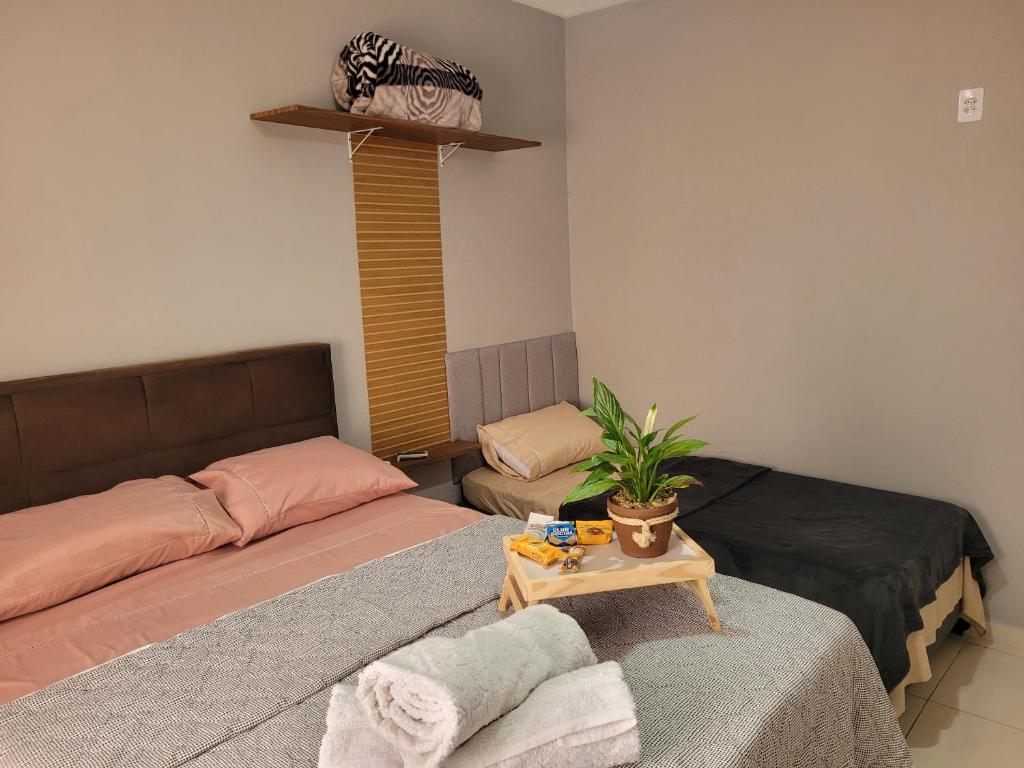 Ένα ή περισσότερα κρεβάτια σε δωμάτιο στο Pousada Céu de Viracopos, quarto individual c banheiro 8 min do aeroporto