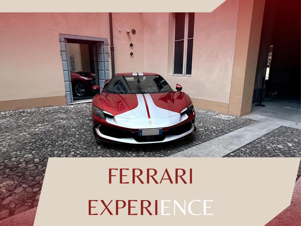 een rode en witte auto geparkeerd voor een gebouw bij Lusso in Centro - Parking, 9 Persone, 200mq, 3 Bagni in Modena