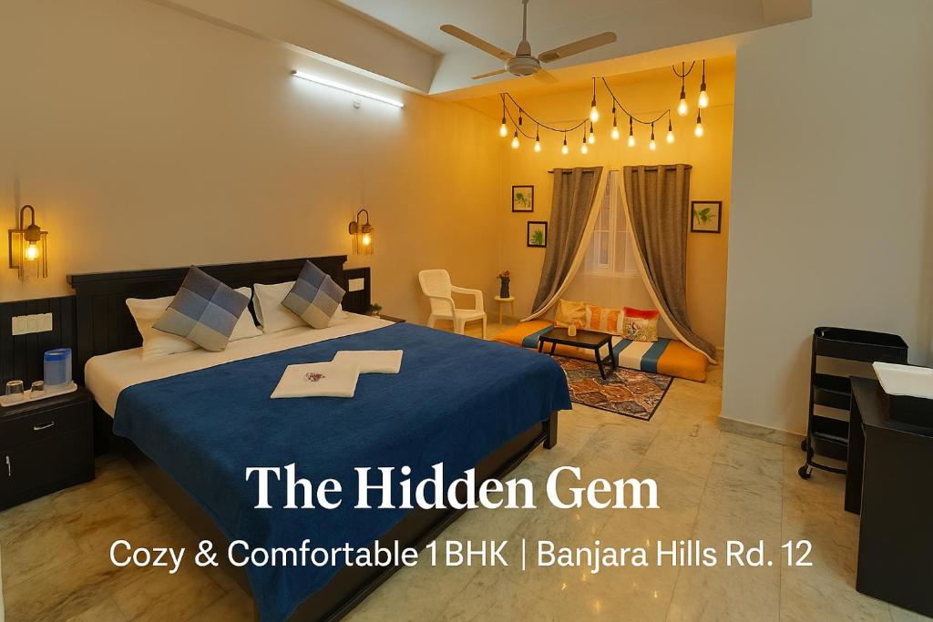 ein Schlafzimmer mit einem großen Bett mit einer blauen Decke in der Unterkunft The Hidden Gem, Your Perfect Hideaway in Hyderabad