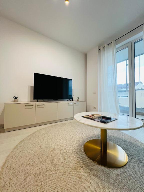 a living room with a tv and a coffee table at Richy North in Voluntari