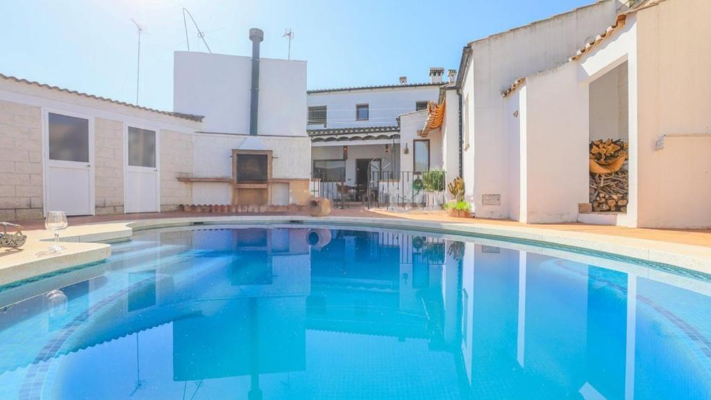 a swimming pool in the middle of a house at La Sanadora, maravilla andaluza in Saucejo