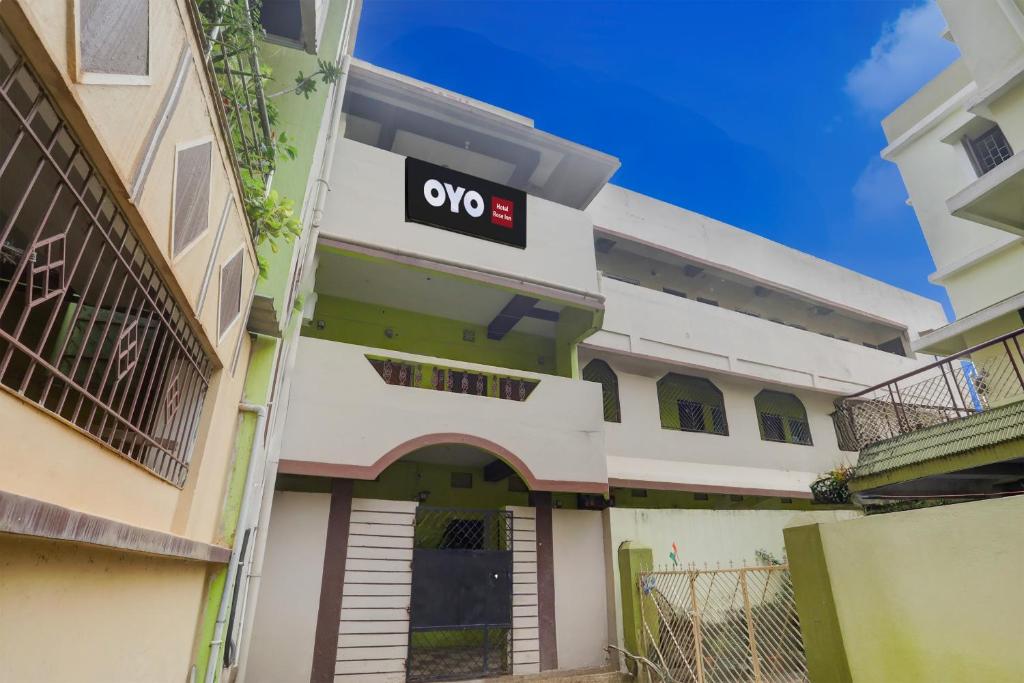 an apartment building with a qo sign on it at Hotel O Rose Inn in Bālianta