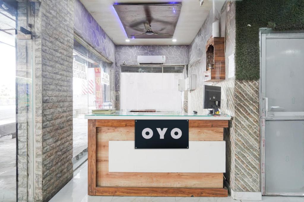 KaliānpurにあるSPOT ON New Shukla Hotelの看板付きカウンター