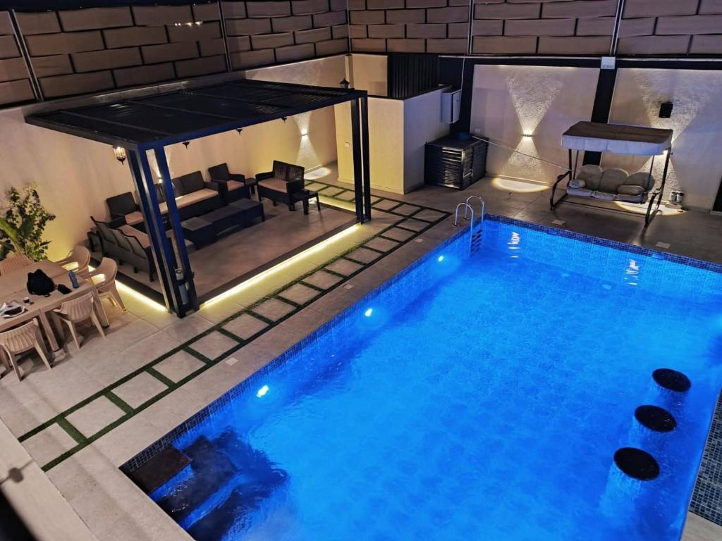 een bovenaanzicht van een groot zwembad bij شاليه فيلا تاج in Al Rama