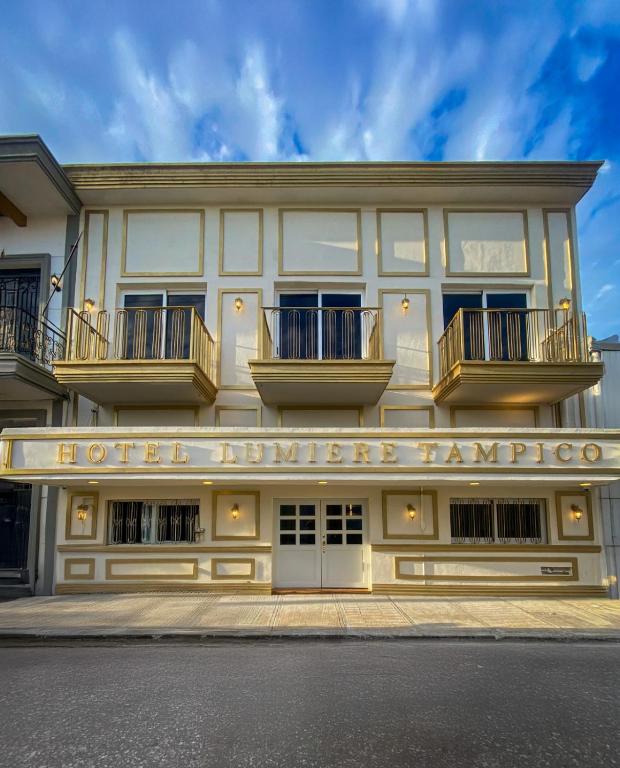 a building with two balconies on a street at Hotel Boutique Lumiere in Tampico