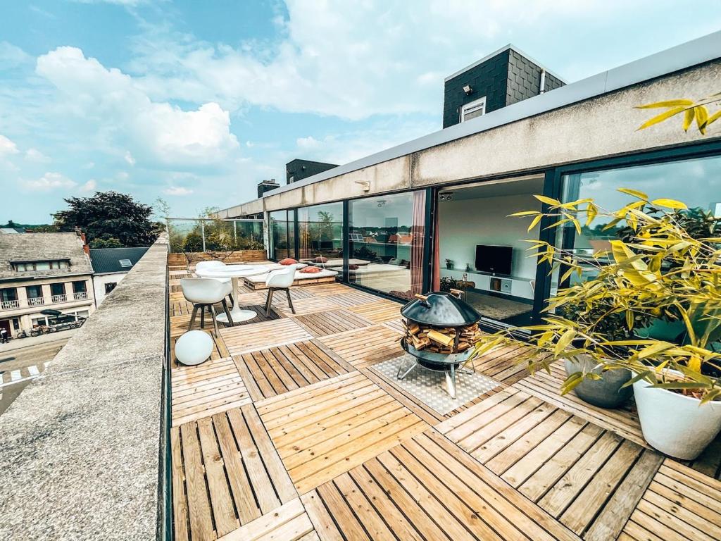 ヘールにあるPenthouse with spacious terraces in the heart of Geelの家の上にある火床付きのデッキ