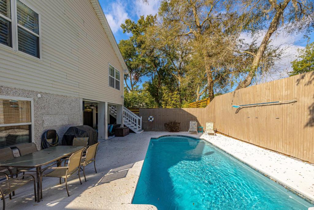 Una piscina con una mesa y sillas al lado de una casa. en 1007 Mallery Street, en Mallory Park