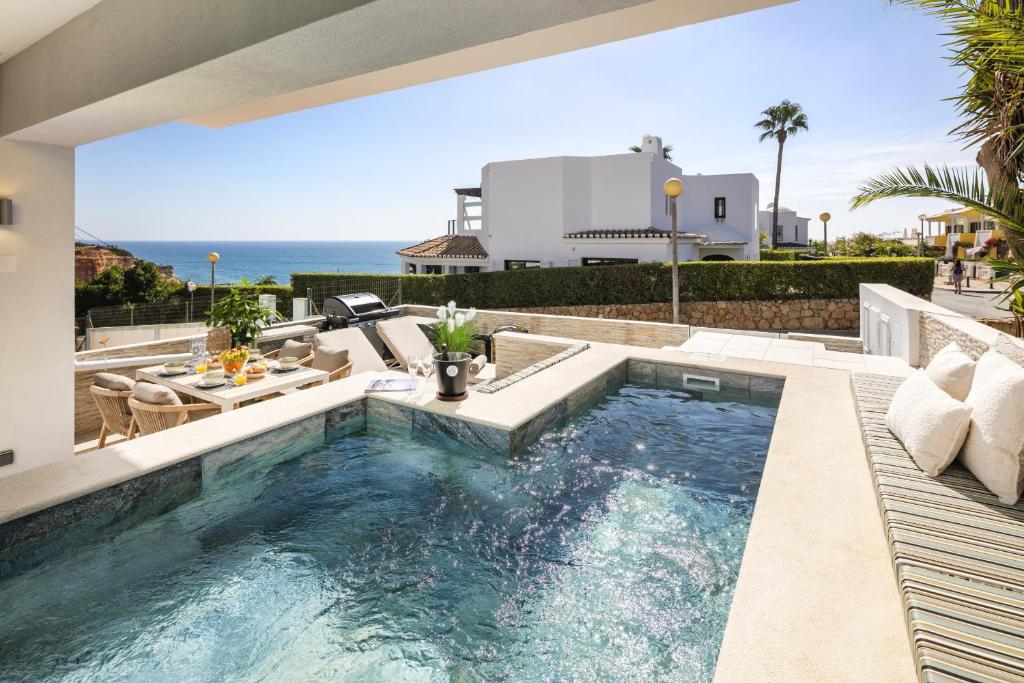 a swimming pool with a view of the ocean at Casa Milhafre Real in Benagil