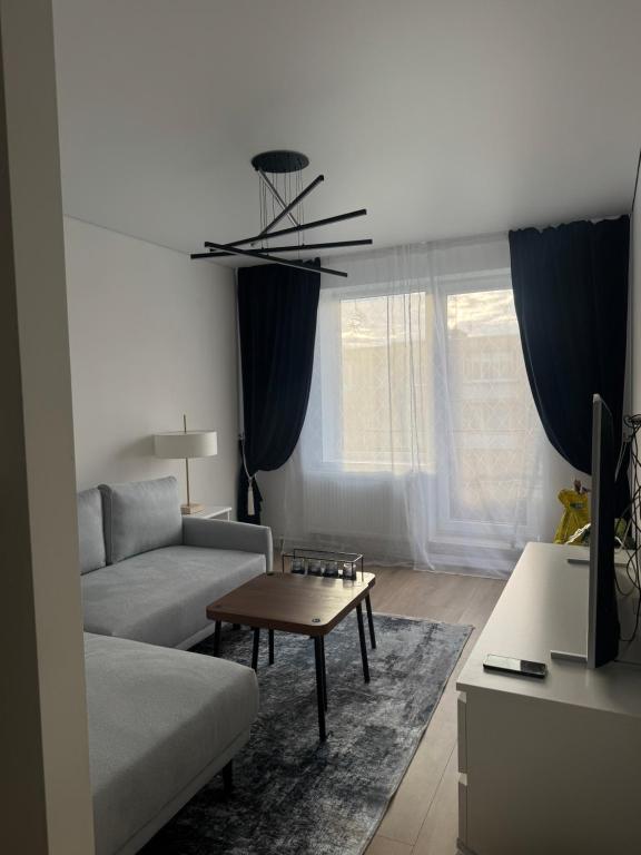una sala de estar con un sofá y una mesa en The Hidden Gem Rukla, en Rukla