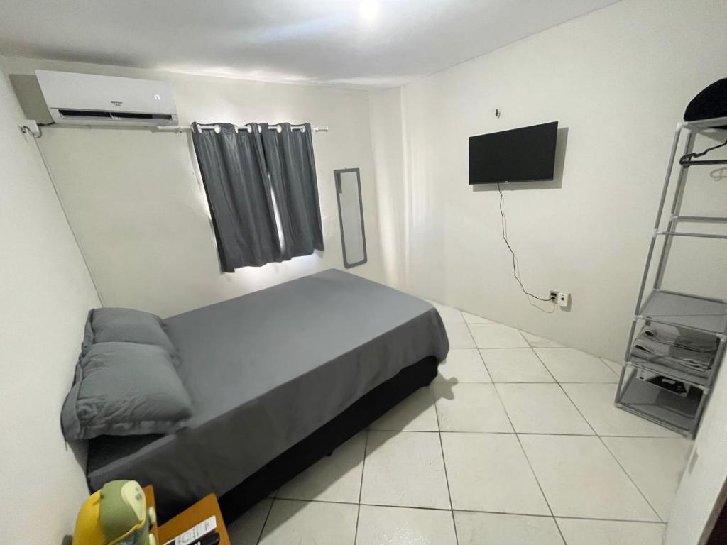 Ένα ή περισσότερα κρεβάτια σε δωμάτιο στο Apartamento completo e central! Casa Caju!