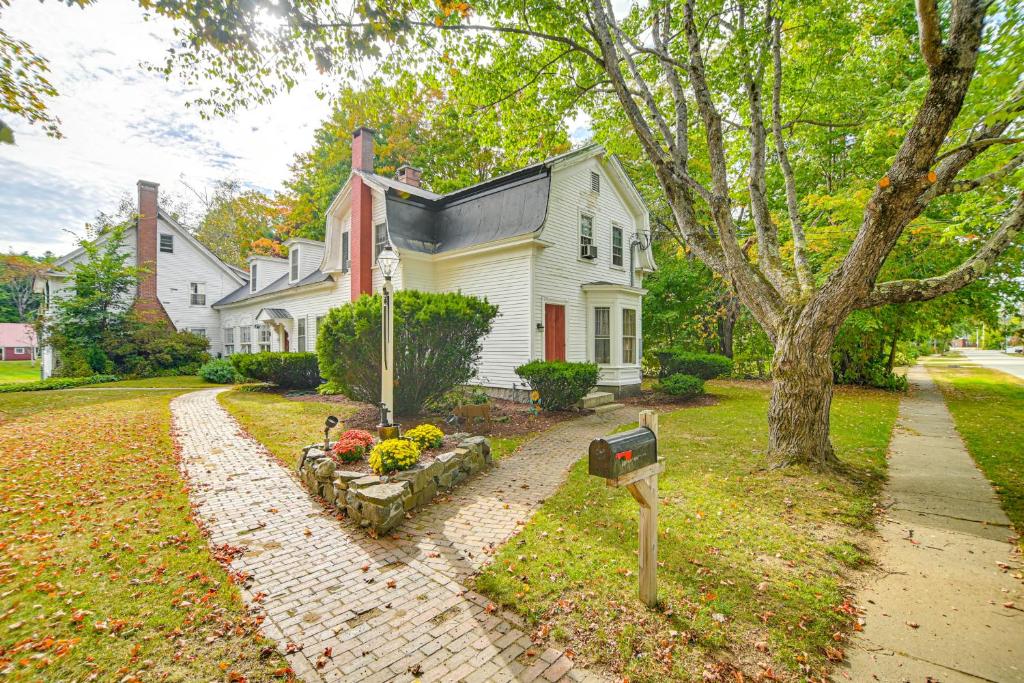 una casa blanca con un buzón delante de ella en 1 Mi to Main St Fryeburg Historic Family Home, en Fryeburg Maine