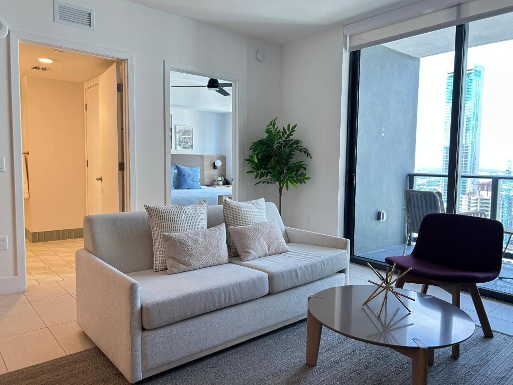 una sala de estar con un sofá y una mesa en Luxury experience - views of MIAMI city center, en Miami