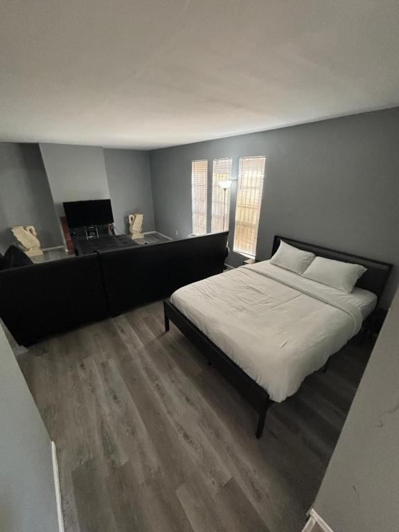 En eller flere senge i et værelse på 2 Or 3 Bedroom Walk To Strip Mgm Casino Shop Club