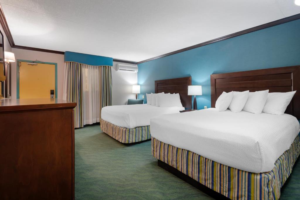 
Queen Room with Two Queen Beds and Walk-In Shower - Poolside/Disability Access/Non-Smoking

