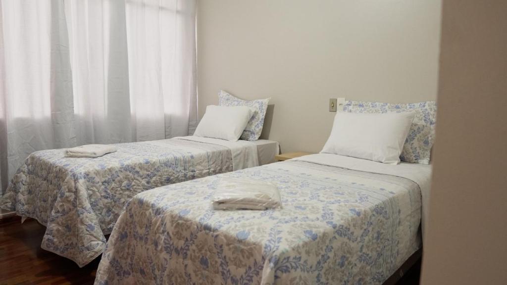 Una habitación con dos camas con toallas. en Hotel LF by Feliciano Joaçaba, en Joaçaba
