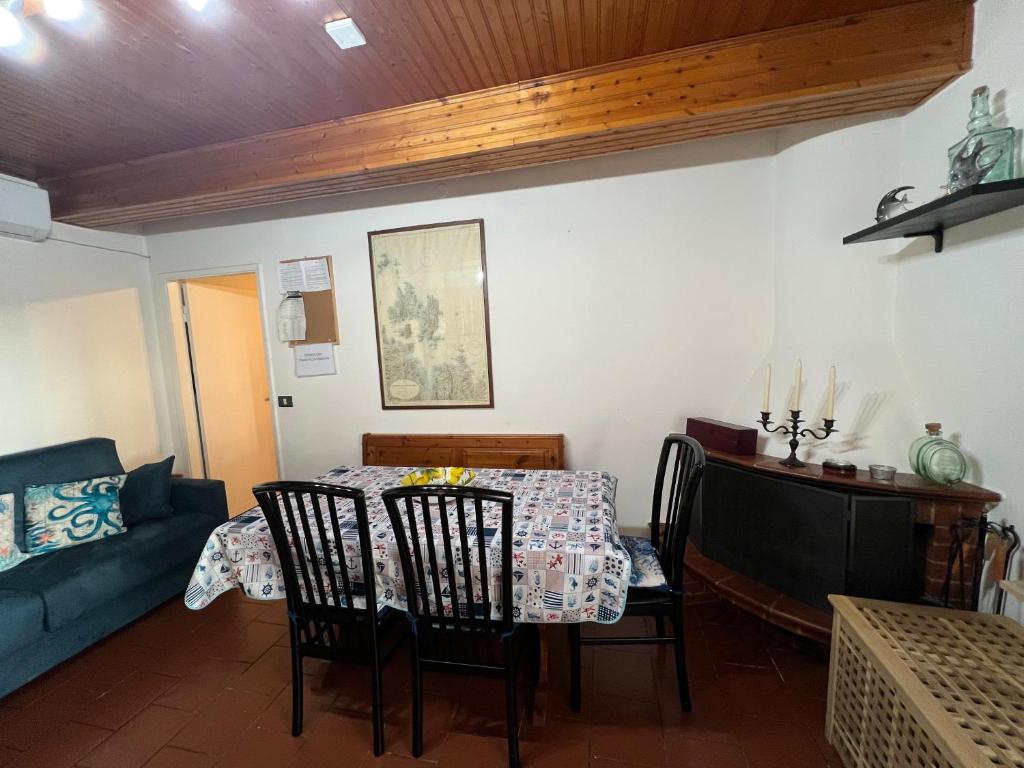 a living room with a table and a couch at Mari & Monti in Montignoso