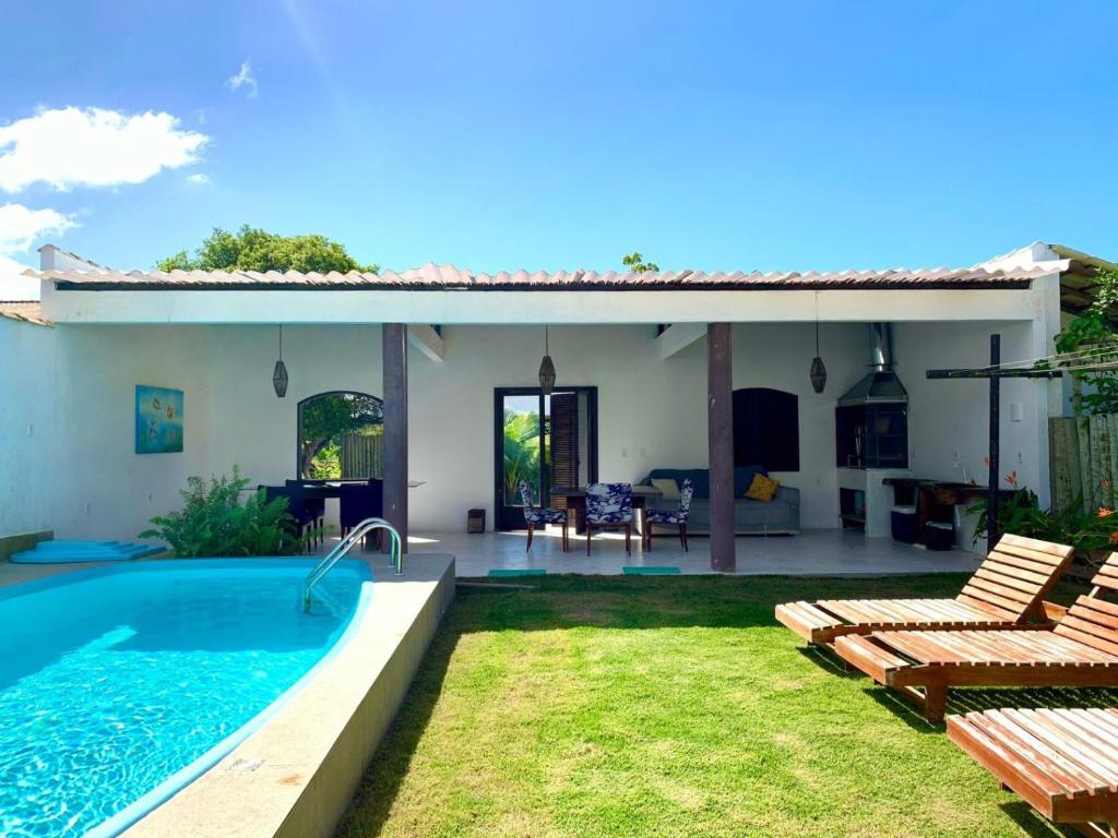 un cortile con piscina e una casa di Casa c piscina em condominio na Praia do Espelho a Praia do Espelho