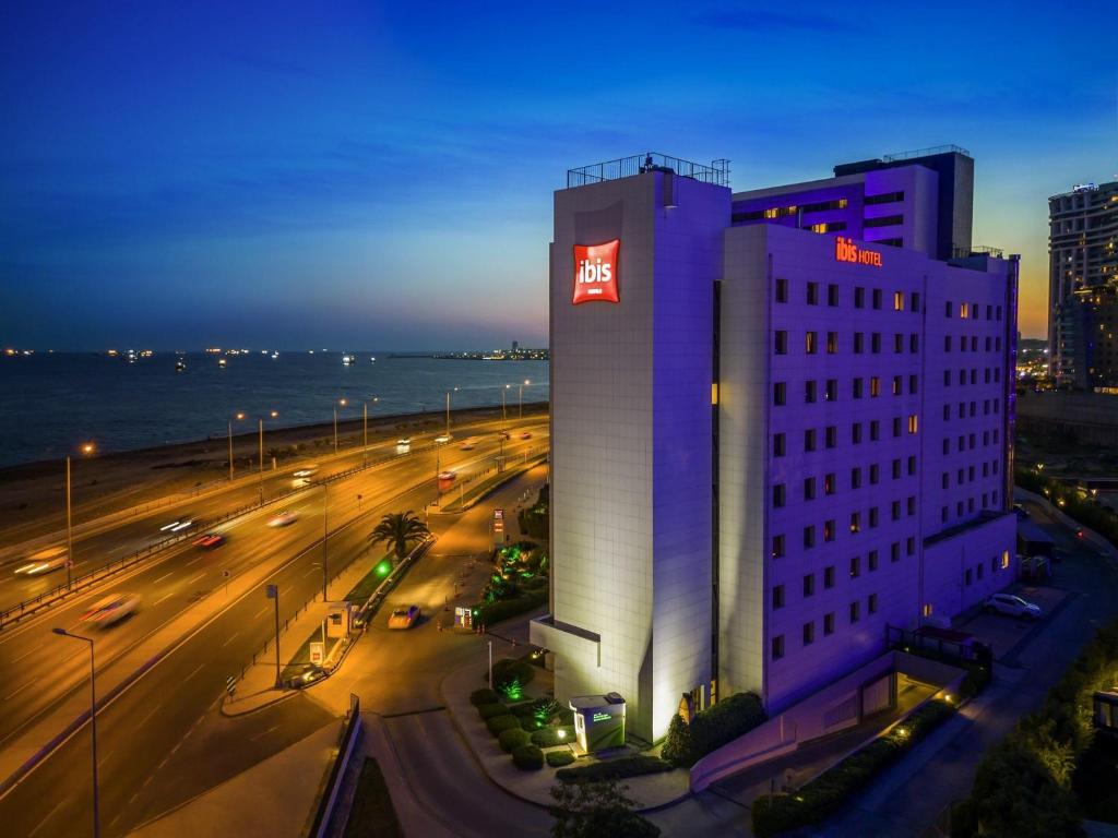 un hotel con un cartel en el lateral de un edificio en Ibis Istanbul Zeytinburnu, en Estambul