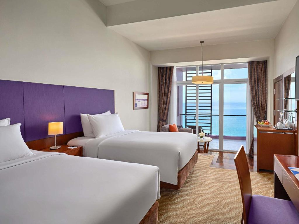 Giường trong phòng chung tại Novotel Nha Trang