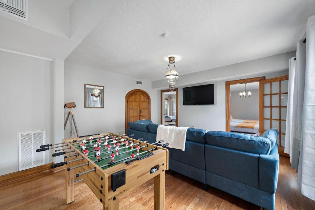 a living room with a blue couch and a table with chess at Nr Med Center, Museum Wifi Games Bbq Fire Pit in Houston