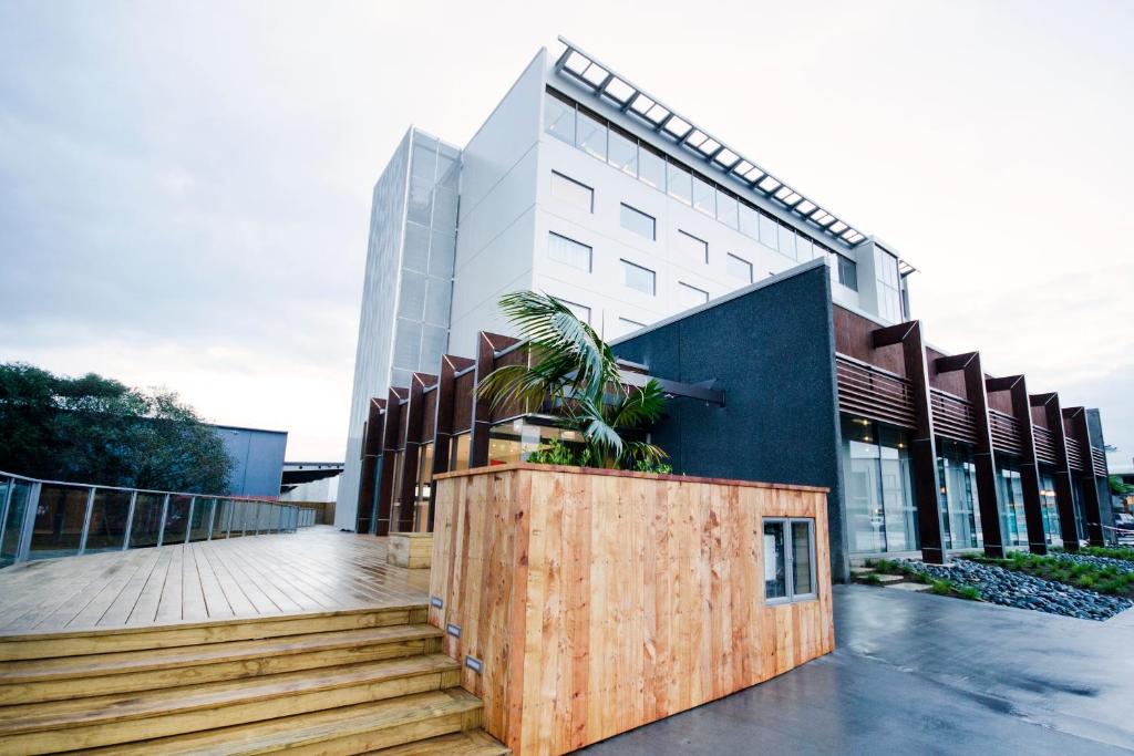 Tampak depan atau pintu masuk JetPark Auckland Airport Hotel