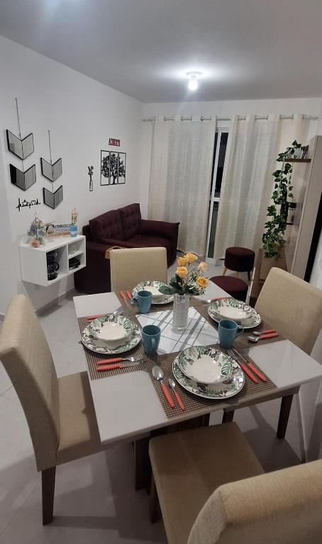 a dining room table and chairs with a table and chairsktop at Precioso Lar 2 in Gramame