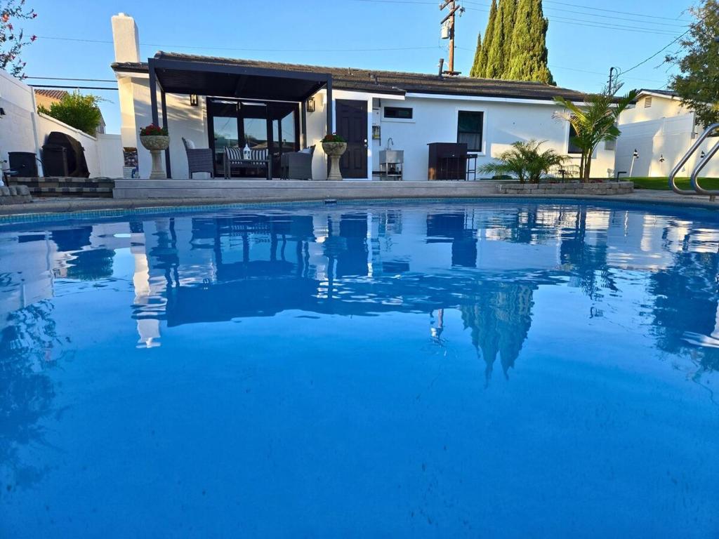 Πισίνα στο ή κοντά στο Modern Luxury Huntington Beach Retreat