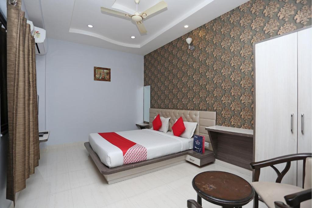 Postel nebo postele na pokoji v ubytování Collection O The Golden Village Nehru Park