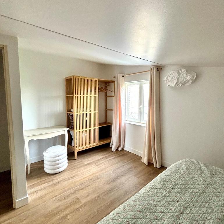 AndrésyにあるGîte Elonie, Maison entière avec jardin et parkingのベッドルーム1室(ベッド1台、窓、デスク付)