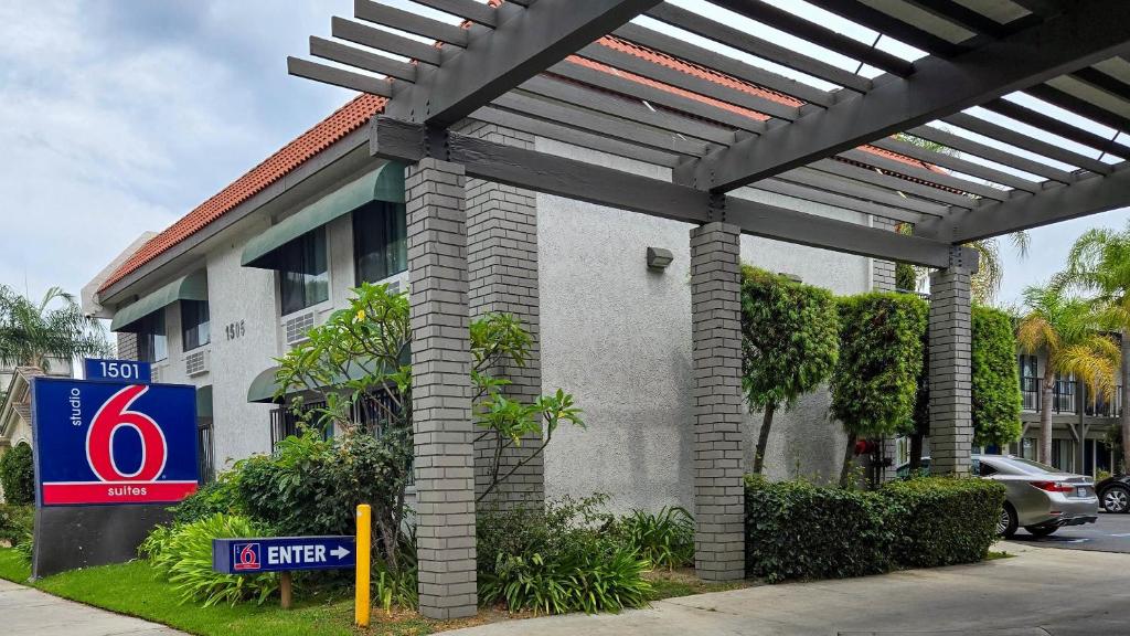 ein Gebäude mit einem Parkschild davor in der Unterkunft Studio 6 Suites Santa Ana, CA in Santa Ana
