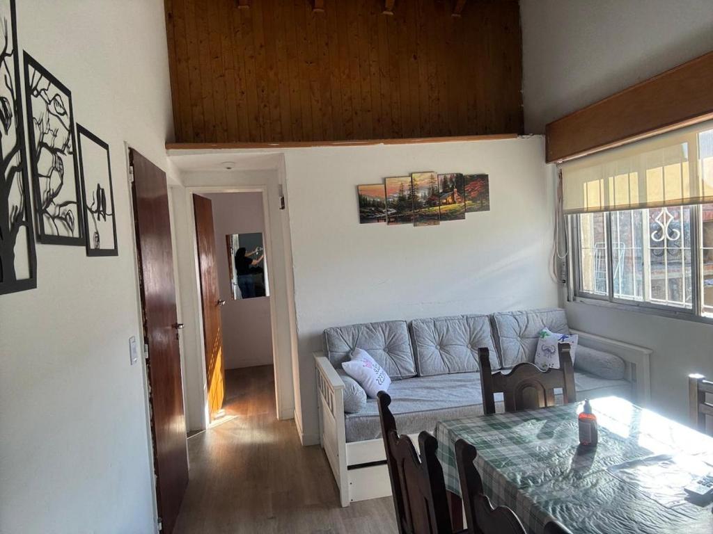 un salon avec un canapé et une table dans l'établissement "Departamento 3 Dormitorios con Garaje y Terraza con Parrilla -StayNeuquen- Hasta 6 huéspedes, à Neuquén