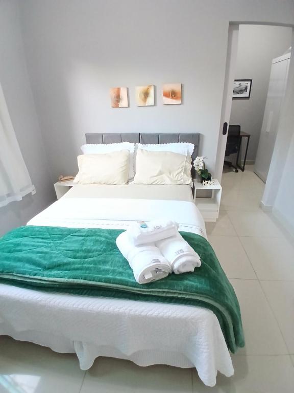 Ένα ή περισσότερα κρεβάτια σε δωμάτιο στο Casa c AR - condomínio prox ParkShopping Cpo Grande - camas de casal e solteiro