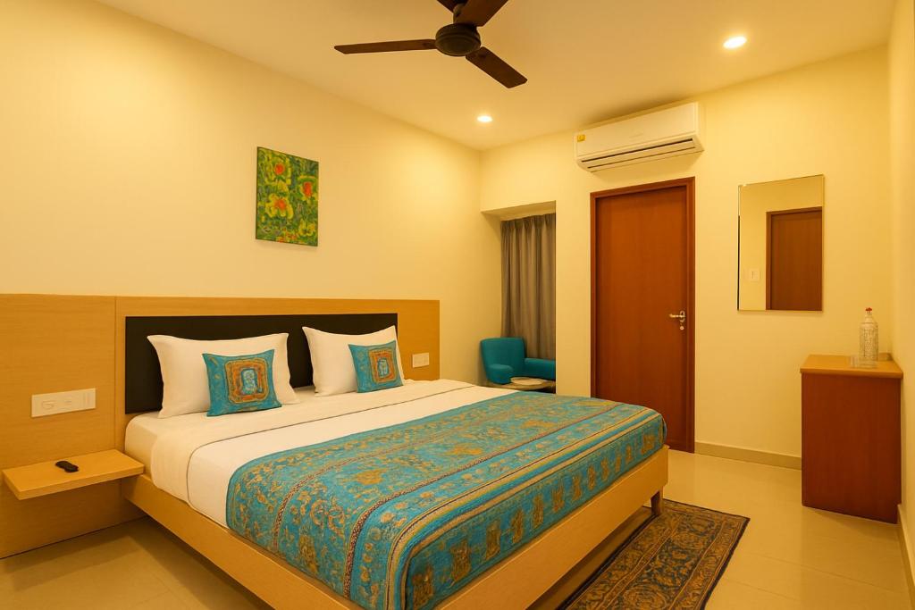 une chambre avec un lit et un ventilateur de plafond dans l'établissement Hotel Hill View By Heritage inn, à Udaipur
