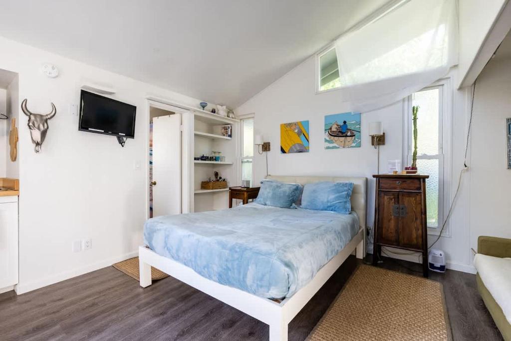 Ένα ή περισσότερα κρεβάτια σε δωμάτιο στο Aptos Coastal Studio Walk to Beach and Private Patio