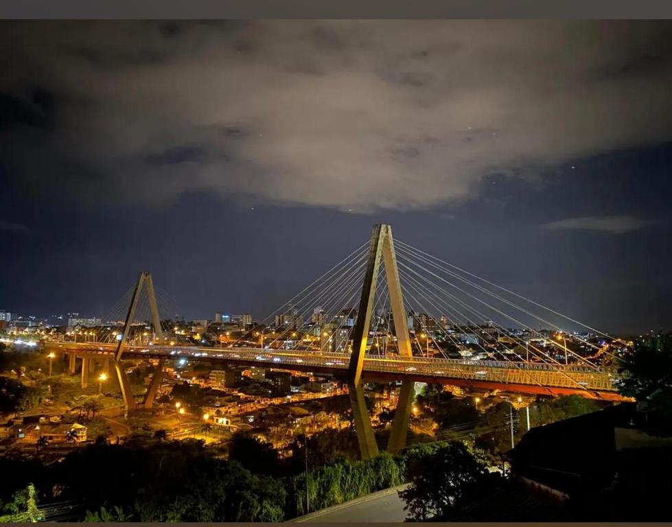 un gran puente sobre una ciudad por la noche en Estudio Guadalupe, en Dosquebradas