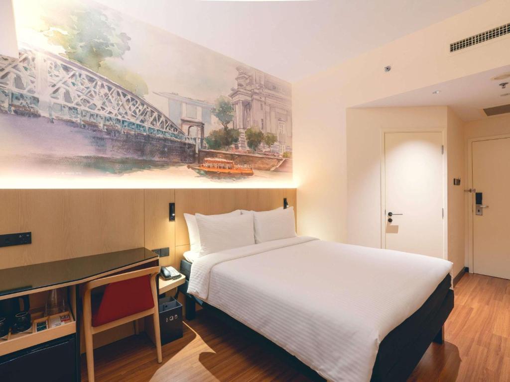Giường trong phòng chung tại Ibis Singapore on Bencoolen - Newly Renovated
