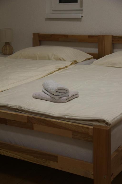 ein Paar Handtücher auf dem Bett in der Unterkunft The Rest Nest in Risovac