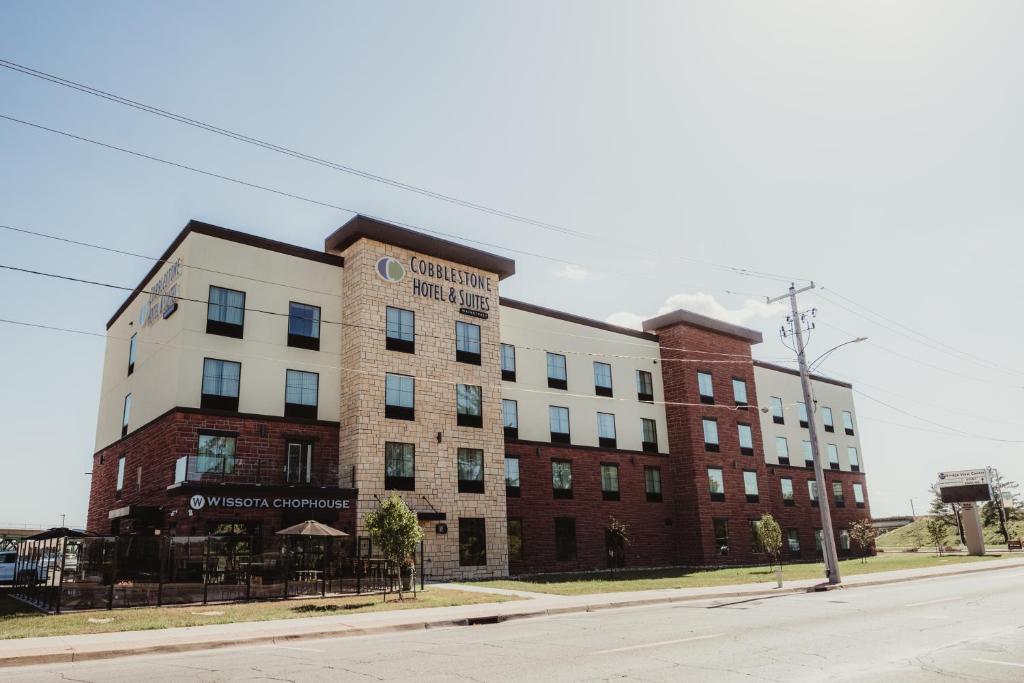 OttumwaにあるCobblestone Hotel & Suites - Ottumwaの通りの角にある建物
