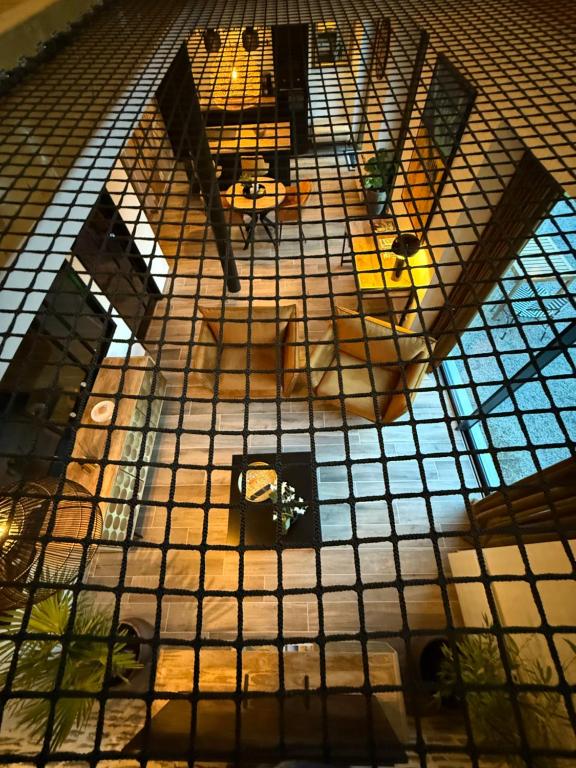 una vista aérea de una habitación con techo de cristal en Ecrin de Charme, en Granville